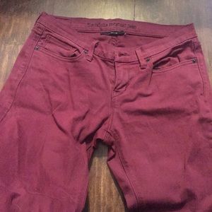 Maroon Levi’s skinny jeans